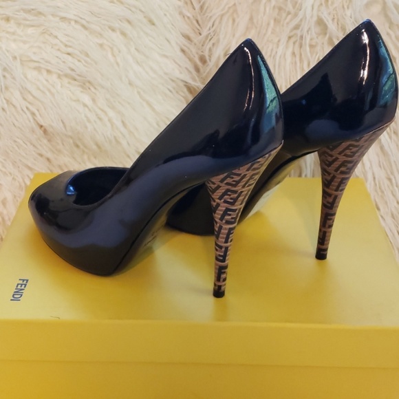Fendi Spuntata Vernice Pumps - Picture 2 of 8